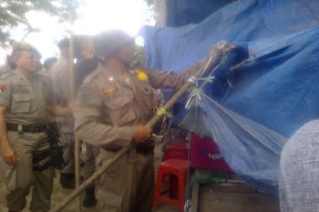 Satpol-PP Tertibkan Lapak Eks Pasar Higienis Kendari 