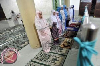 Sebagian Umat Islam Makassar Jalani Tarawih 