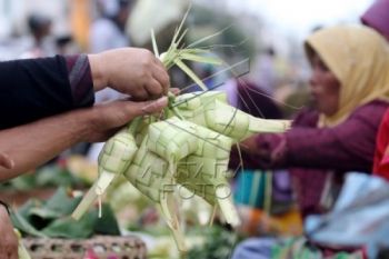 Warga Berkeliling Jualan Bungkus Ketupat