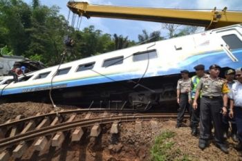 Petugas KAI Siaga di Empat Tebing Rawan Longsor 