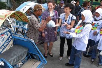 Kegiatan MOS Diwarnai Bagi-bagi Sembako