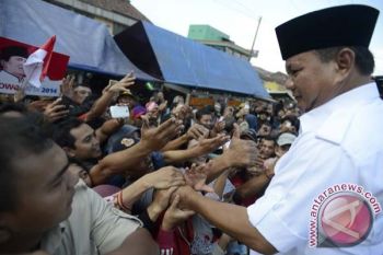  Usai Nyoblos, Prabowo Batal Naik Mobil Malah Temui Rakyat