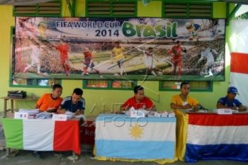 Tarik Warga ke TPS, KPPS Kenakan Seragam Piala Dunia