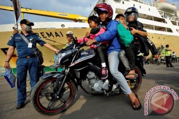 Ratusan Pemudik Motor Tiba di Pelabuhan Tanjung Emas Semarang
