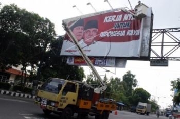 Petugas Gabungan Masih Singkirkan APK Pilpres