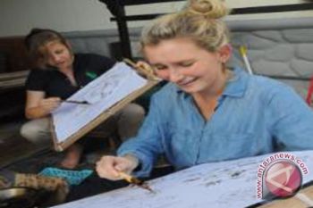 Tujuh mahasiswa Australia belajar membatik di Surabaya 