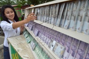 Jasa Penukaran Uang Baru Marak di Padang