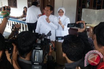 Petahana Salurkan Hak Pilih Di TPS 04 