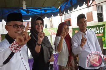Bupati Kotawaringin Barat Nyoblos Di Palangka Raya 