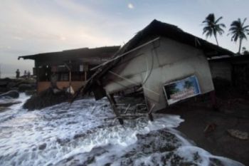 Pemerintah Larang Masyarakat Bangun Rumah Dekat Pantai