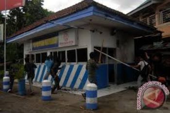 Polisi Tahan Empat Pelaku Pembakaran Pospol