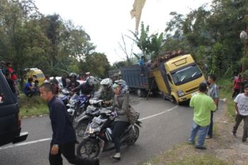 Kelok 44 Macet 2 Km Akibat Truk Mogok