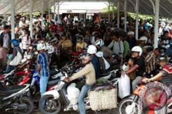 Jumlah Kendaraan di Pelabuhan Bakauheni Ribuan Unit