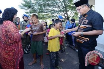 Pemkab Muba bagikan zakat kepada petugas kebersihan 