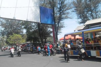 Pengunjung Berbagai Provinsi Mulai Ramaikan Pantai Padang