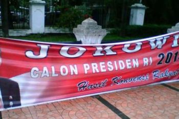 PDIP Kudus Turunkan Atribut Kampanye Jokowi-Kalla