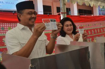Gubernur Sultra Mencoblos Di TPS-1 Anaiwoi