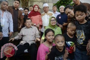 Idul Fitri - Ribuan Warga Padati `Open House` Jusuf Kalla 