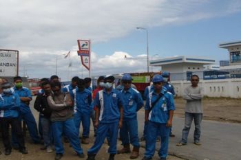 Puluhan Karyawan Pengisian Gas Elpiji Mogok