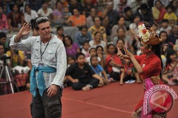 Wisatawan Turut Menari