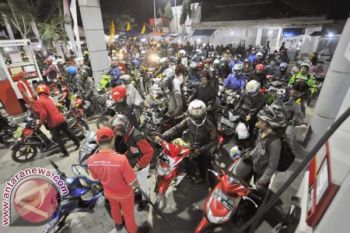 Idul Fitri- Antrian Panjang Kendaraan Terjadi di SPBU Majene 