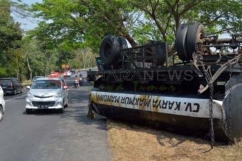 Mobil Tabrak Rumah Akibatkan Empat Warga Gresik Tewas