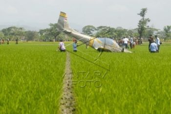 Pesawat Latih Dievakuasi Dari Lokasi Jatuh