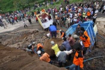 Enam Truk Tertimbun Longsor, Satu Sopir Tewas