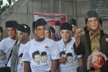 Massa Berkaus Gambar Prabowo Tolak Penjajahan Baru
