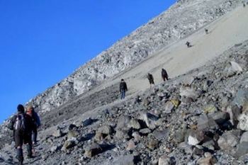 Ratusan Pendaki Upacara HUT RI di Merapi