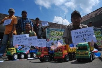 Merusak  Jalan,  Truk Lebihi Tonase Didesak Ditertibkan