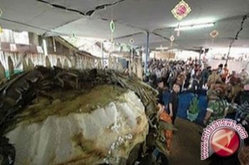 Dua lopis raksasa meriahkan tradisi syawalan Pekalongan 