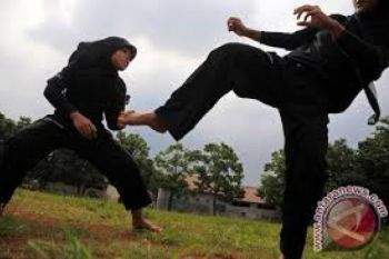 Awaluddin Terpancing, Emaspun Terbang