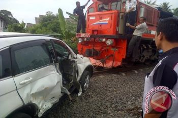 Mobil pejabat daerah tertabrak lokomotif kereta api 