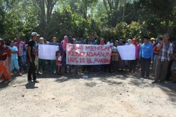 Warga Manggopoh Unjukrasa di Kantor PT Inang Sari