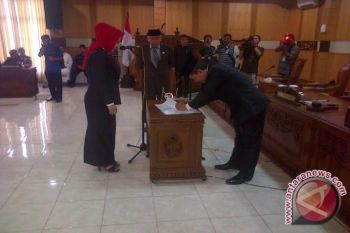 Johan Anwar dilantik jadi Ketua DPRD OKU