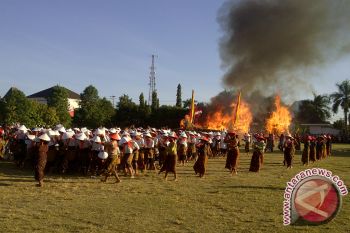 Upacara penurunan bendera fimeriahkan tarian "Mantra Tantular" 