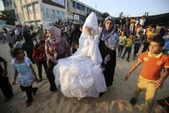 Ribuan Warga Palestina Cari Perlindungan dari Serangan Israel
