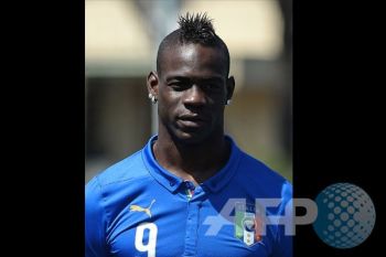 Balotelli Resmi Berseragam Liverpool