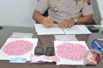 Polisi Tangkap Wanita Pembawa Ribuan Ekstasi dari Malaysia 