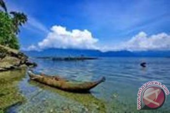 Danau Paniai dicemari sampah dan enceng gondok