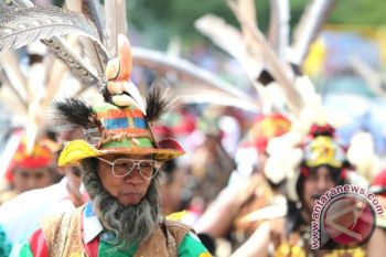 PAKAI ATRIBUT DAYAK