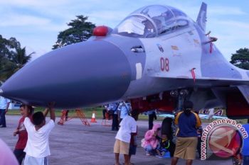 Pelajar Biak antusias saksikan pesawat tempur Sukhoi