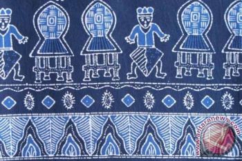 Wagub NTB Menggambar di Batik Sasambo