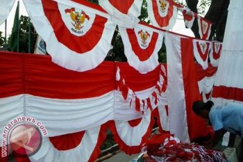 Pedagang Bendera Mulai Marak di Sejumlah Jalan 