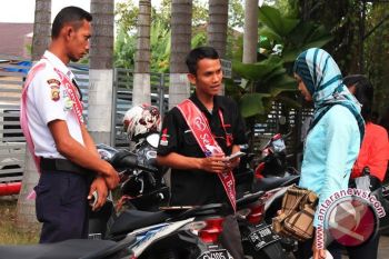 Servis motor di Astra Palembang sambil nikmati es krim