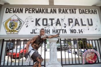 Seniman Palu Gelar Aksi Teatrikal Tolak RUU Pilkada