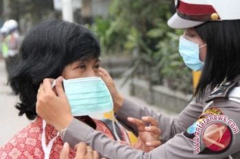 Wartawan Bagikan Masker Pada Warga Lereng Slamet