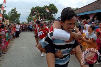 "Lomba Gendong" Wujud Kebersamaan dan Kekompakan TNI-Polri di Surabaya 