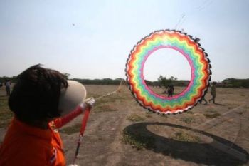 Lomba Layang-Layang. Geliatkan Wisata Pantai Cilacap